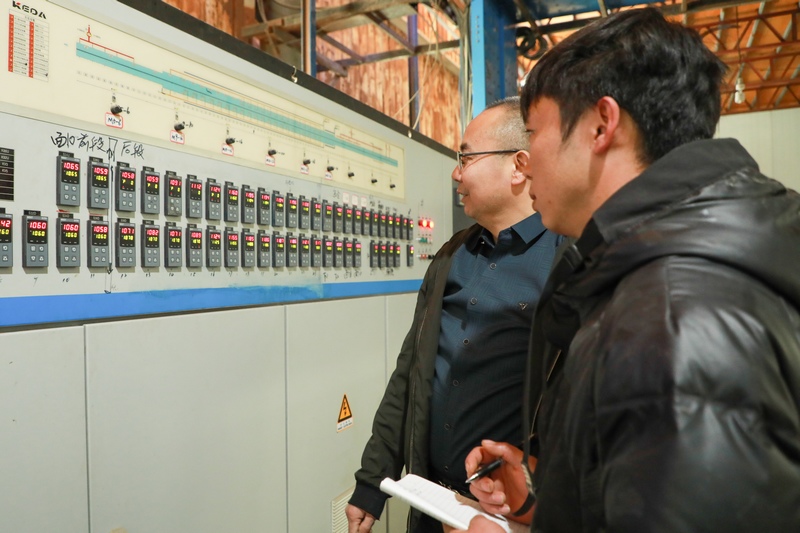2月13日，贵州省海美斯科技有限公司生产工厂工人在进行数据监测。（周训贵 摄）.jpg