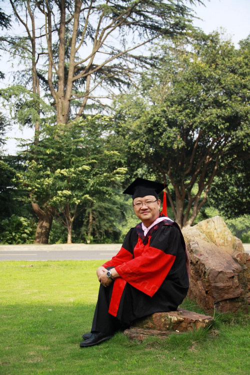 2  、2005年6月，吴一文博士研究生毕业时在武汉大学留影。