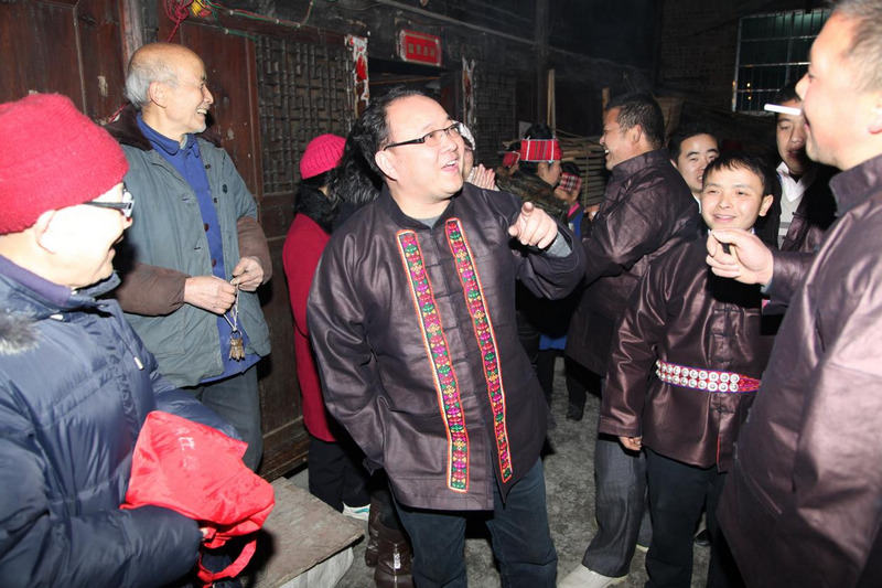 3、 2013年1月，吴一文（中）在剑河县做民族文化活动调查。.jpg