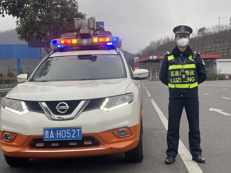1、交通執法人員在窯上停車區進行值守 。