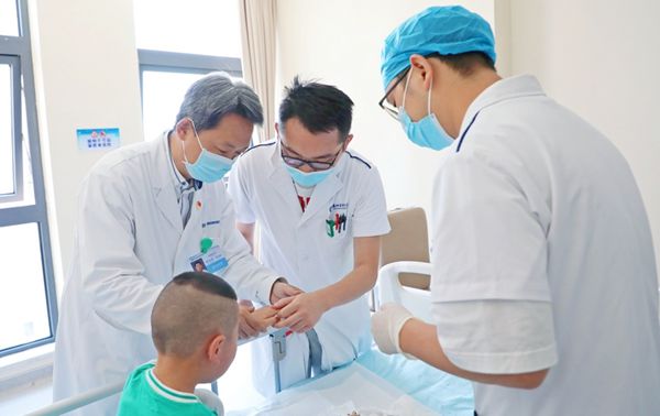 贵州：医疗服务高效化 全民健康有保障