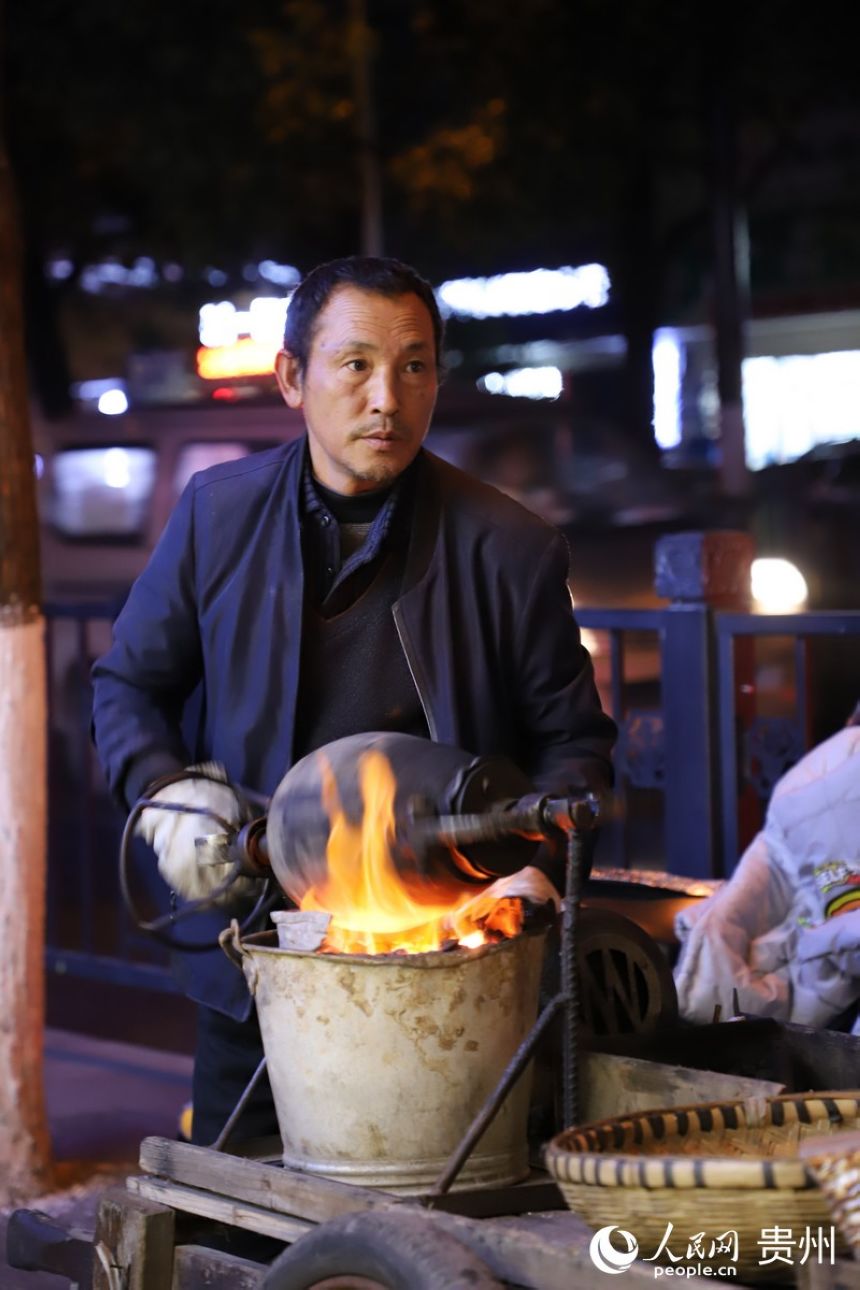 越来越难见到的传统爆米花制作。人民网 顾兰云摄