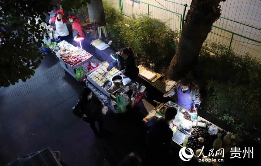 整齐摆放的夜市摊。人民网 顾兰云摄