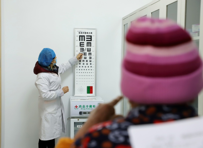 2 在敖凡沖醫療室內，醫生為老人檢測視力