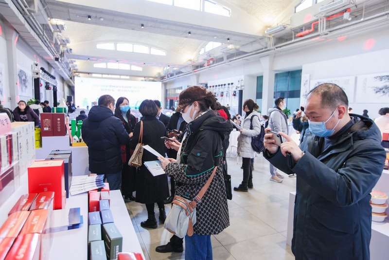 北京市民及游客正在參觀貴薈館·貴京薈。貴州省商務廳信息中心供圖。