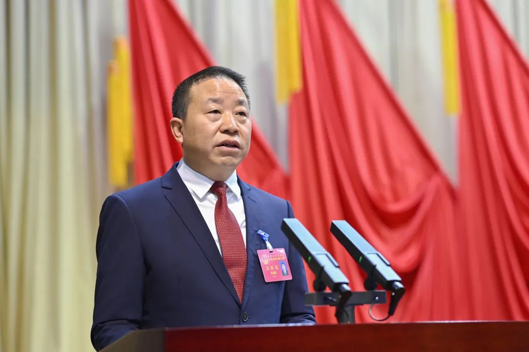 3 區長秦永康代表觀山湖區人民政府作政府工作報告