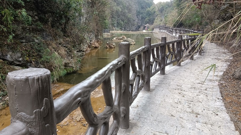 天生桥上游花桥河畔的200余米观光步道 姜继恒 摄.jpg