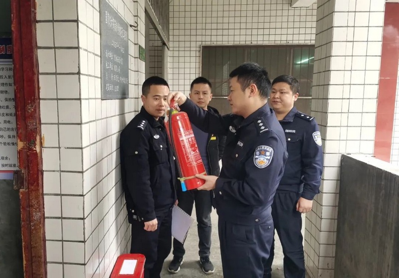 开展校园安全检查。县公安局供图.jpg