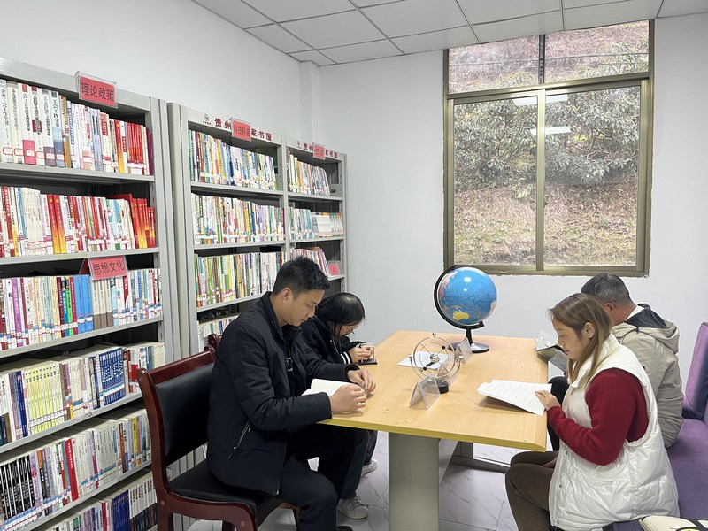 干部群众在书屋学习。