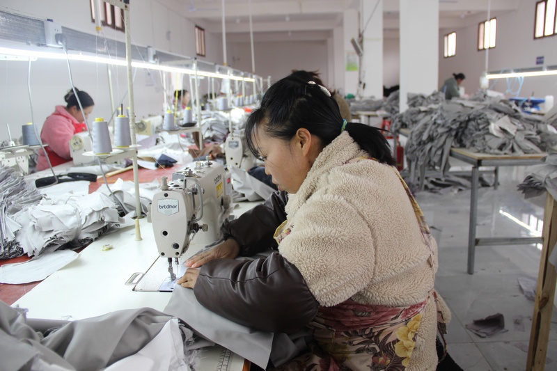 2023年2月16日，贵州省大方县三元乡锦顺服装加工厂工人在赶制订单。（薛磊 摄）.jpg