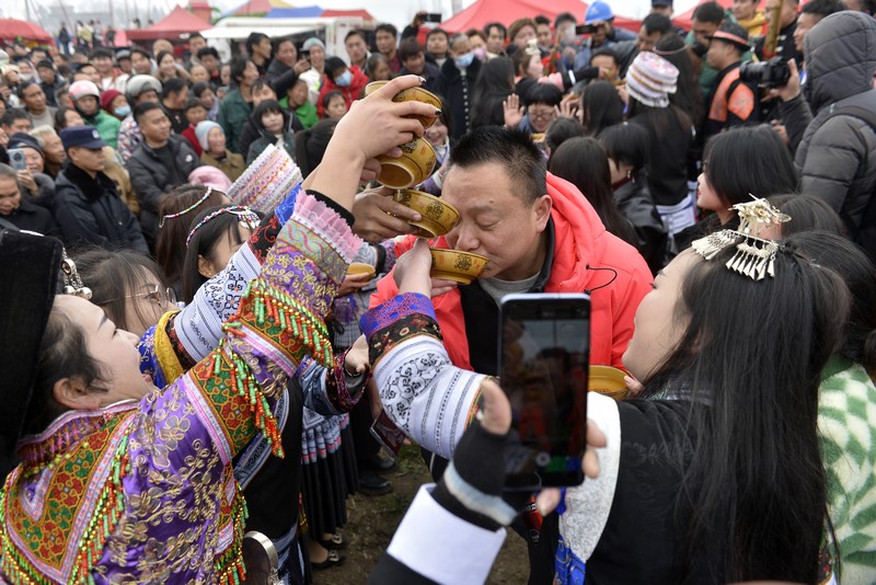 2月16日，贵州省大方县牛场乡苗族跳花节拦路酒。郑吉军摄