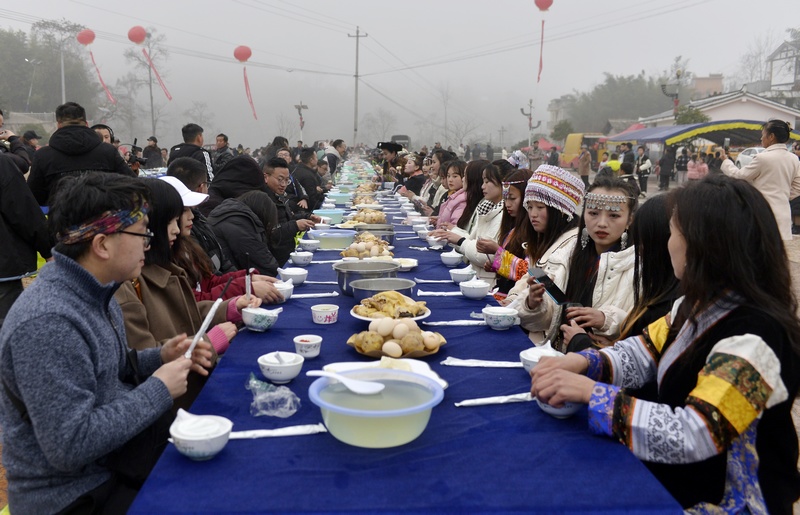 2月16日，贵州省大方县牛场乡苗族跳花节长桌宴。郑吉军摄