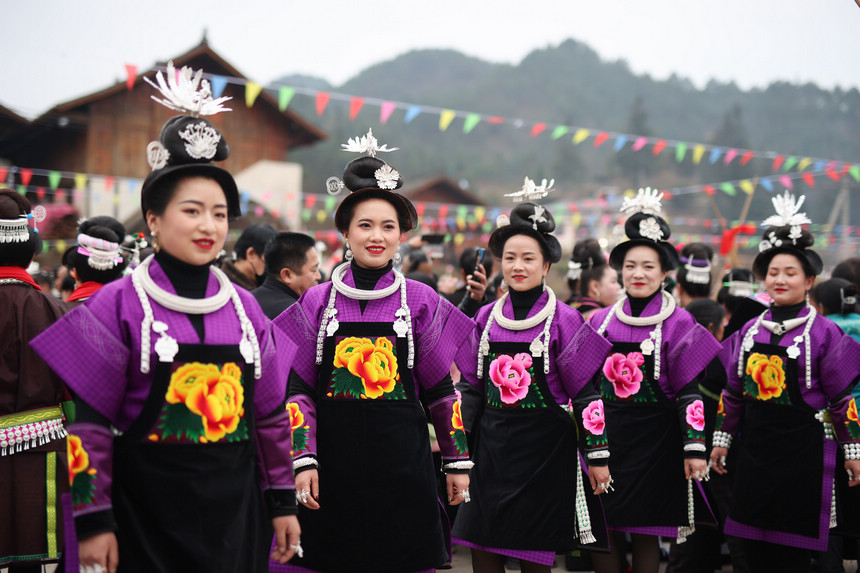 2月19日，身著節日盛裝的苗族姑娘參加傳統“望會節”。