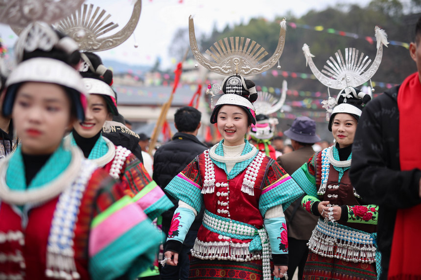 2月19日，身著節日盛裝的苗族姑娘參加傳統“望會節”。