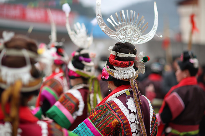 2月19日，身著節日盛裝的苗族群眾在“望會節”上跳傳統蘆笙舞。       