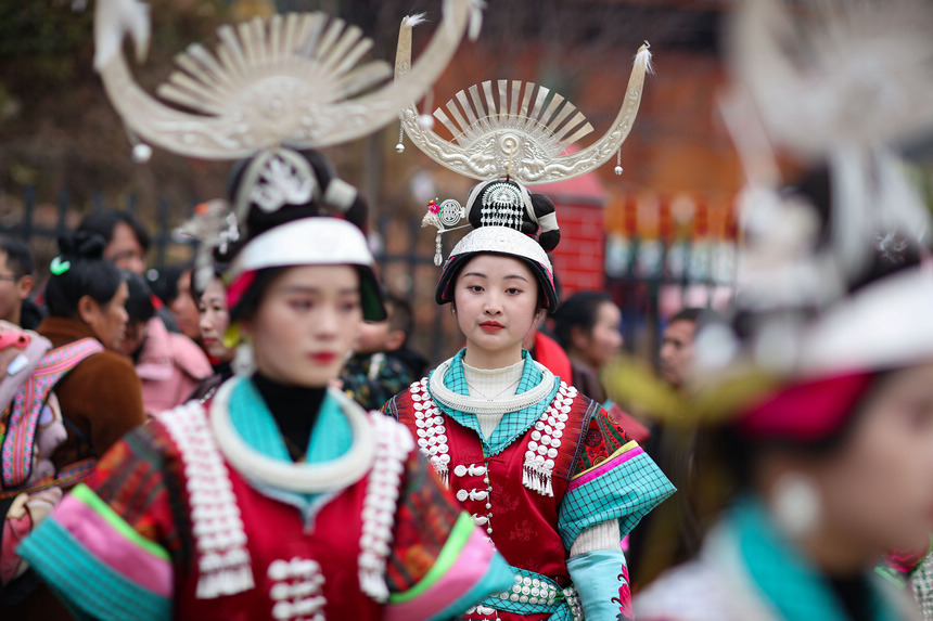 2月19日，在貴州省黔東南苗族侗族自治州丹寨縣南皋鄉南皋村，身著節日盛裝的苗族群眾在“望會節”上跳傳統蘆笙舞。      