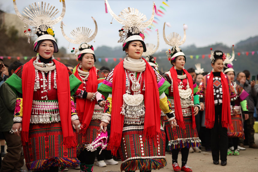 2月19日，身著節日盛裝的苗族群眾在“望會節”上跳傳統蘆笙舞。     