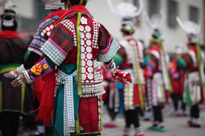 2月19日，身着节日盛装的苗族群众在“望会节”上跳传统芦笙舞。    