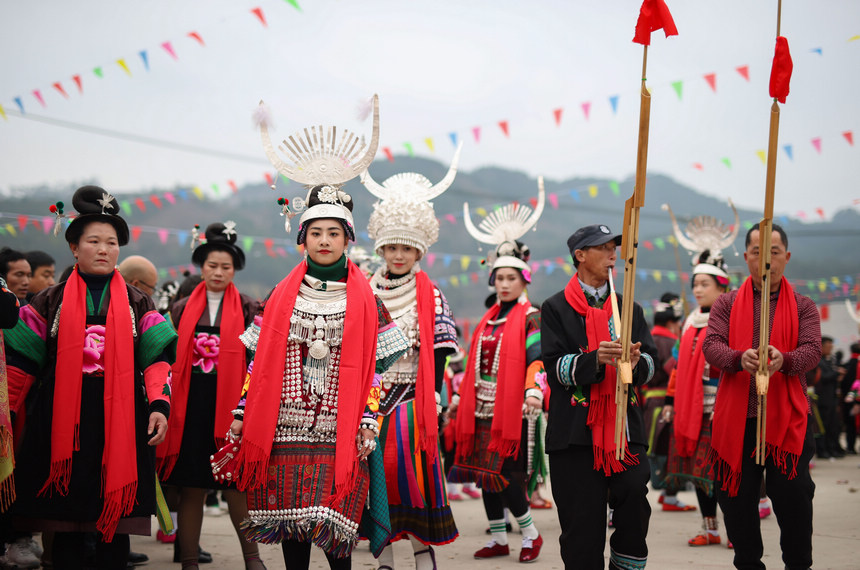 2月19日，身著節日盛裝的苗族群眾在“望會節”上跳傳統蘆笙舞。   