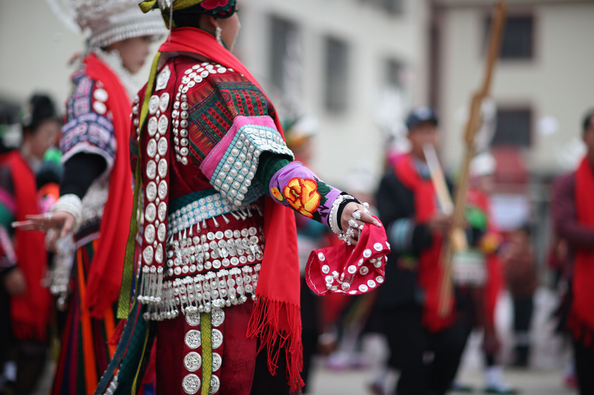 2月19日，身著節日盛裝的苗族群眾在“望會節”上跳傳統蘆笙舞。  