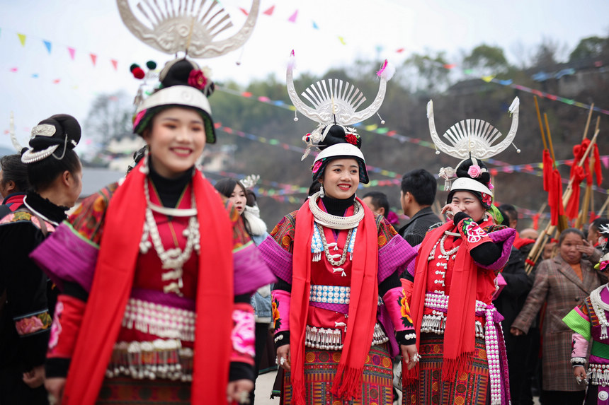 2月19日，身著節日盛裝的苗族群眾在“望會節”上跳傳統蘆笙舞。 