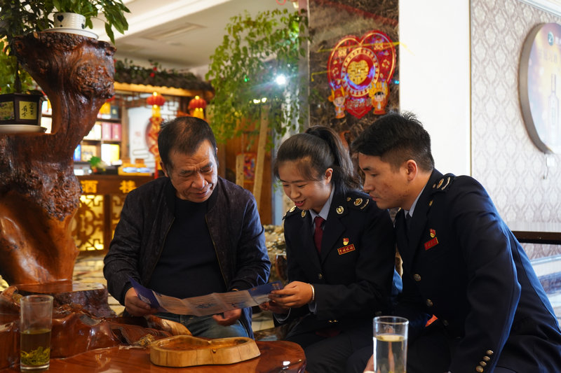 2、紫云自治县税务局组建“青年服务团队”深入企业开展宣传，向企业介绍“银税互动”相关政策，帮助企业解决融资困难问题。紫云县税务局供图