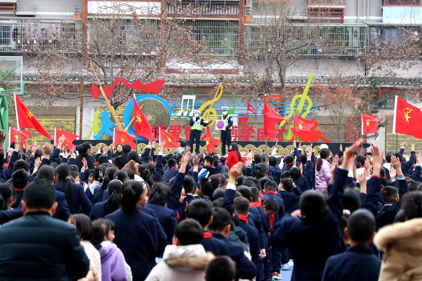 2023年2月15日，雷山縣公安局交警大隊宣傳民警到丹江鎮第一小學開展“開學第一課”。