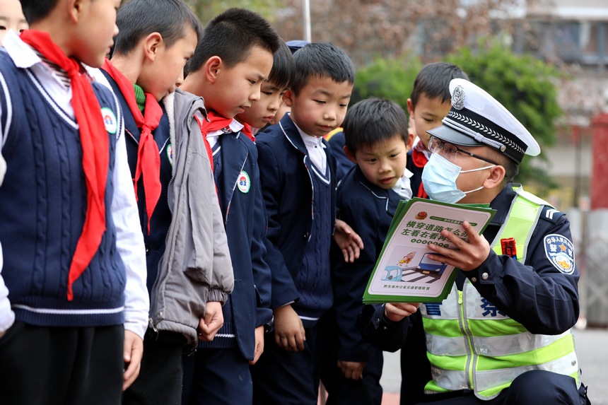 民警向學生講解宣傳單知識。