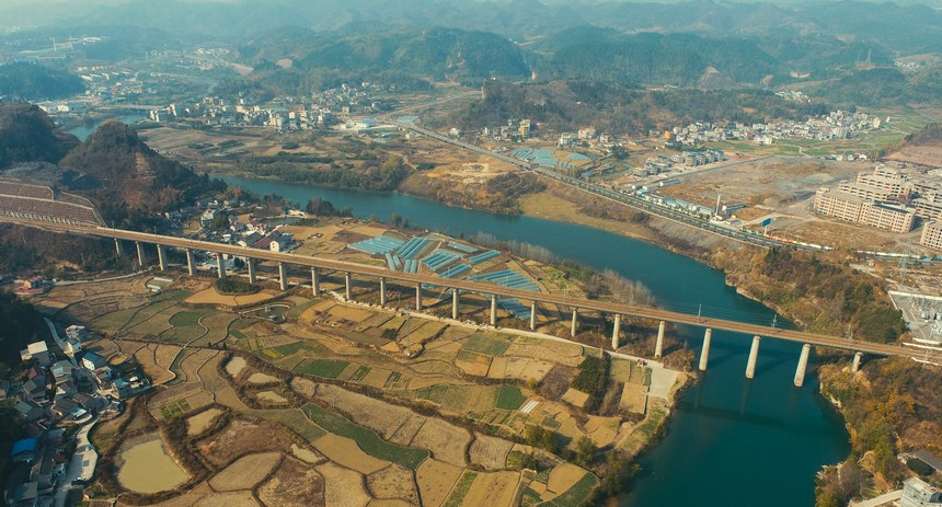 沪昆高铁三岔段舞阳河大桥。
