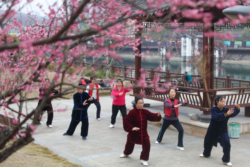 2023年2月20日，市民在貴州省施秉縣河濱公園打太極拳。