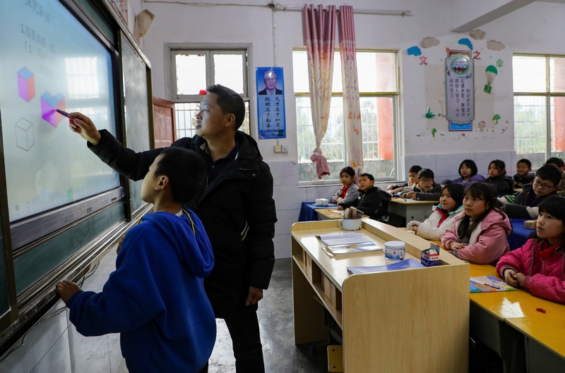 学生上台拼摆图形。
