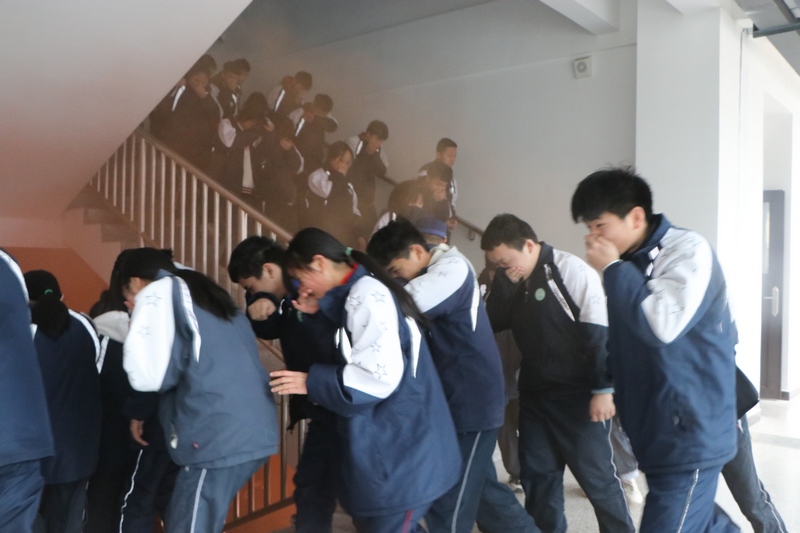 图为消防安全疏散演练现场。