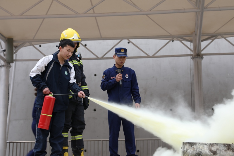 工作人员用通俗易懂的语言向同学们普及消防设施的使用方法。