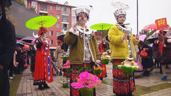苗族同胞载歌载舞欢庆节日。