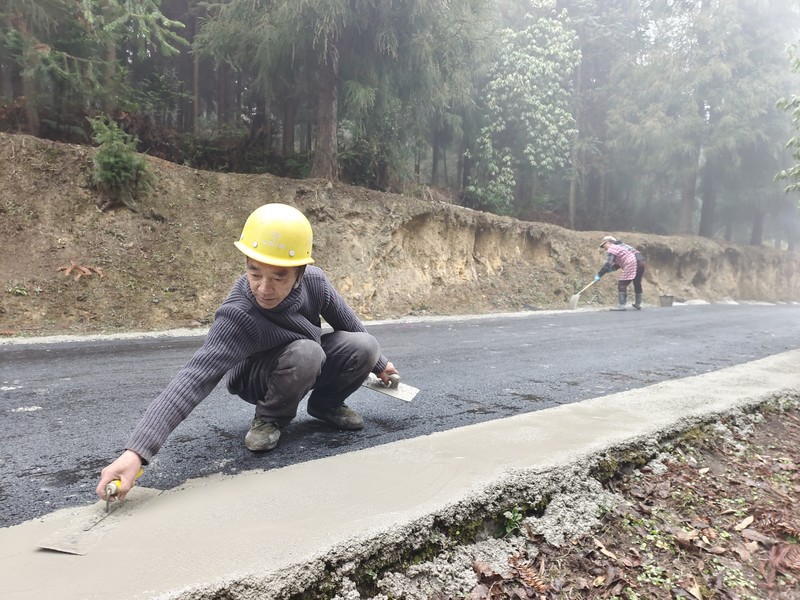 工人正在修復路沿。