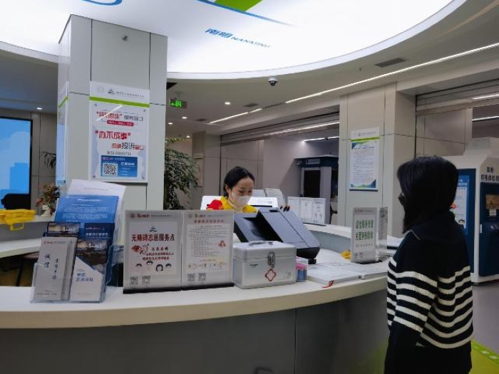 工作人员正在为群众提供免费文印服务。