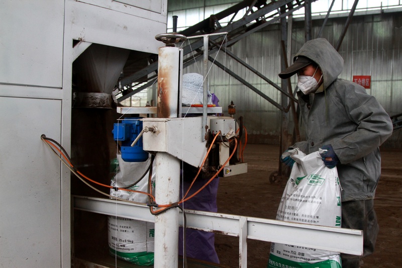 2月23日，贵州万众生态农业科技有限公司工人正在打包成品有机肥。（郑永扬 摄）.jpg