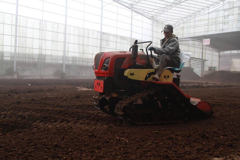2月23日，贵州万众生态农业科技有限公司工人正在进行原材料翻抛。（郑春华 摄）.jpg