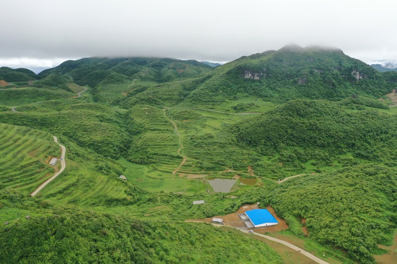 2022年6月22日，建设中的贵州省大方县凤山乡羊岩羊养殖基地航拍。（谭勇 摄）.JPG