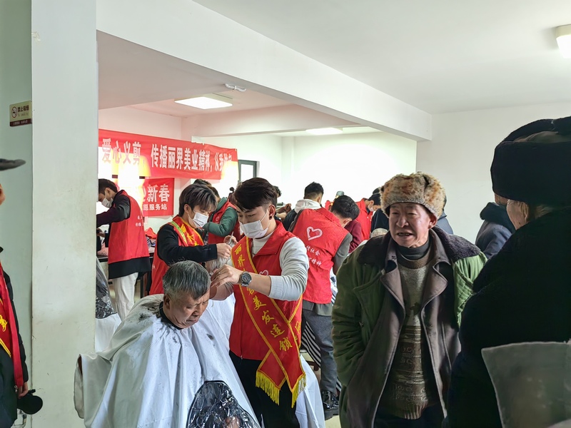 义剪现场。