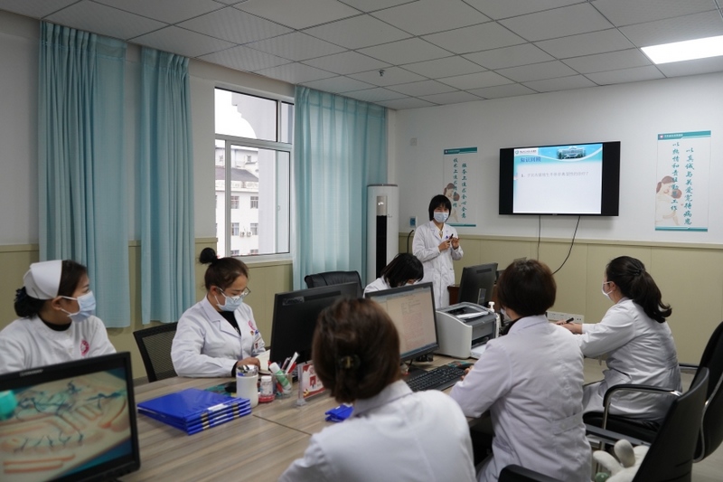 佛山市帮扶医生为岑巩县妇幼保健院妇科医生进行理论知识培训。