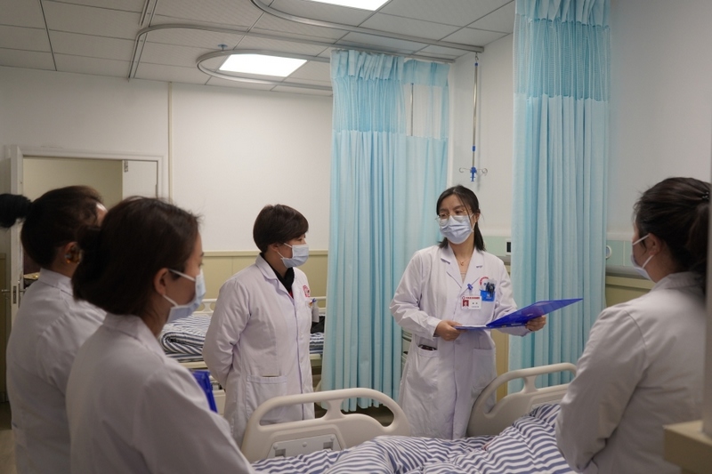 贵阳市帮扶医生带领岑巩县妇幼保健院妇科医生进行教学查房。