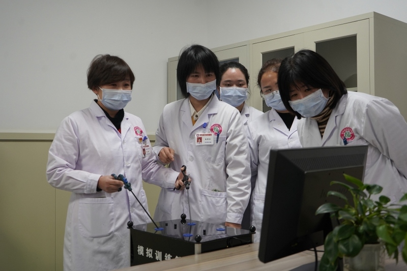 佛山市帮扶医生手把手对岑巩县妇幼保健院妇科医生进行腹腔镜实操模拟训练。