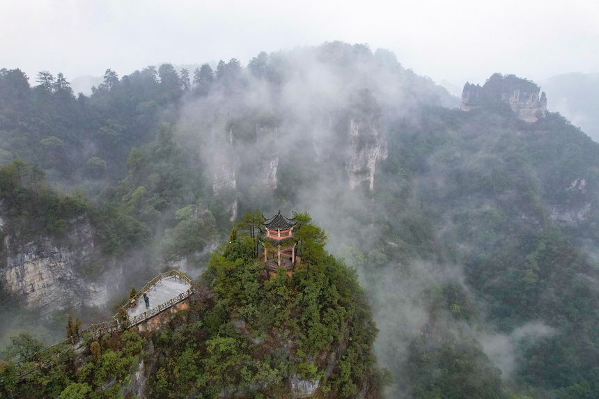 2023年2月22日，一场春雨过后，贵州省施秉县喀斯特世界自然遗产地云台山云雾缭绕，群峰时隐时现，犹若仙境。