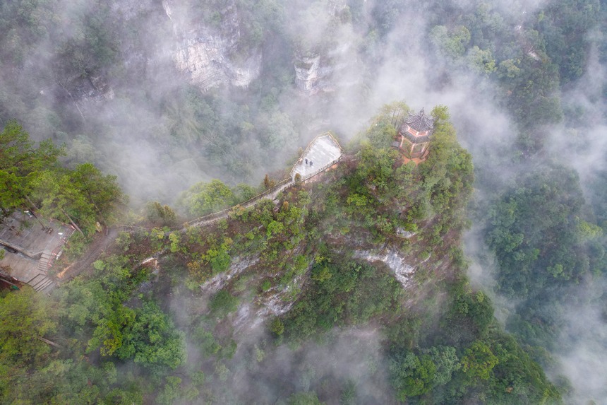 2023年2月22日，一场春雨过后，贵州省施秉县喀斯特世界自然遗产地云台山云雾缭绕，群峰时隐时现，犹若仙境。   