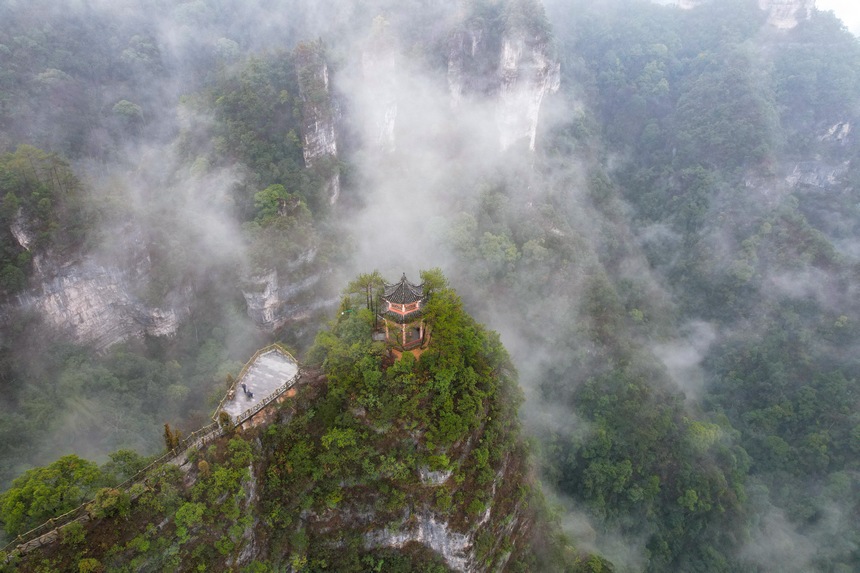 2023年2月22日，一场春雨过后，贵州省施秉县喀斯特世界自然遗产地云台山云雾缭绕，群峰时隐时现，犹若仙境。
