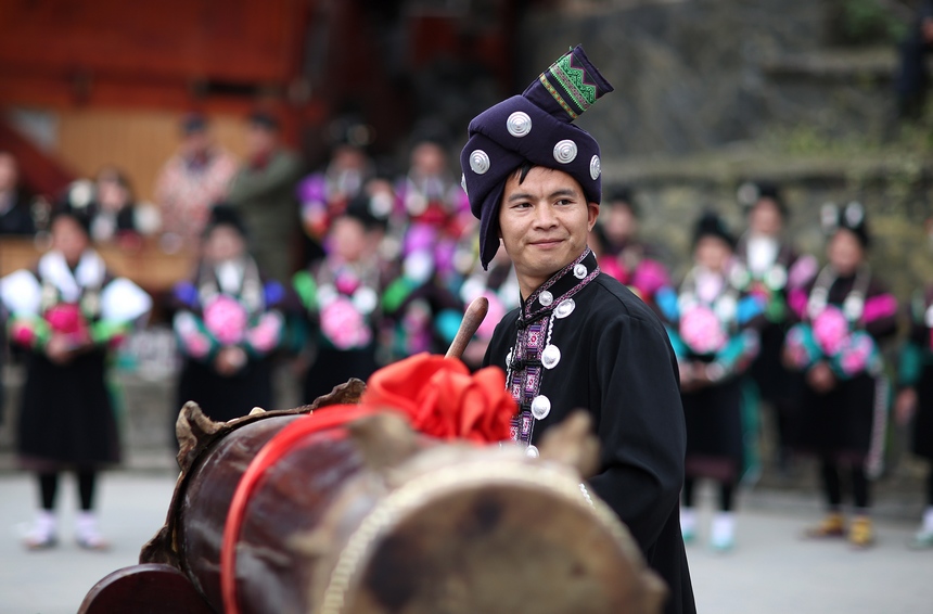 2月24日，贵州省黔东南苗族侗族自治州丹寨县兴仁镇王家村，身着盛装的鼓手在跳鼓场上敲击木鼓。