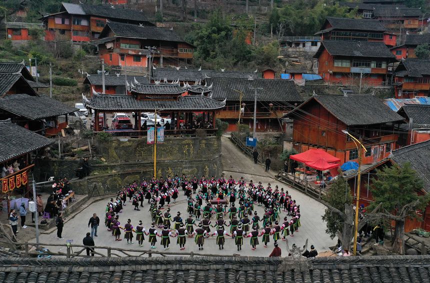 2月24日，貴州省黔東南苗族侗族自治州丹寨縣興仁鎮王家村，身著盛裝的苗族村民在跳鼓場上跳木鼓舞（無人機照片）。