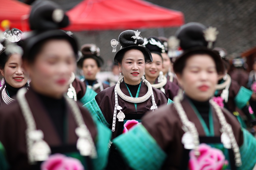 2月24日，貴州省黔東南苗族侗族自治州丹寨縣興仁鎮王家村，身著盛裝的苗族村民在跳鼓場上跳木鼓舞。
