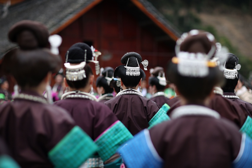 2月24日，贵州省黔东南苗族侗族自治州丹寨县兴仁镇王家村，身着盛装的苗族村民在跳鼓场上跳木鼓舞。
